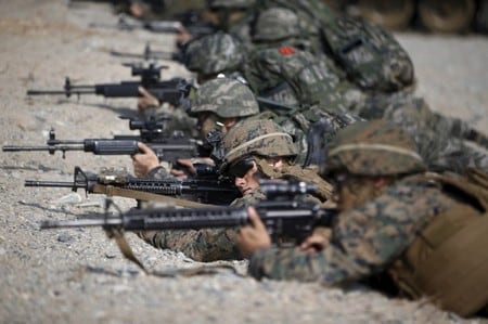 　４月１日、韓国と米国は、平昌冬季五輪・パラリンピックのため約１カ月延期されていた合同軍事演習を開始した。写真は２０１５年３月の米韓合同軍事演習（２０１８年　ロイター/Kim Hong-Ji）