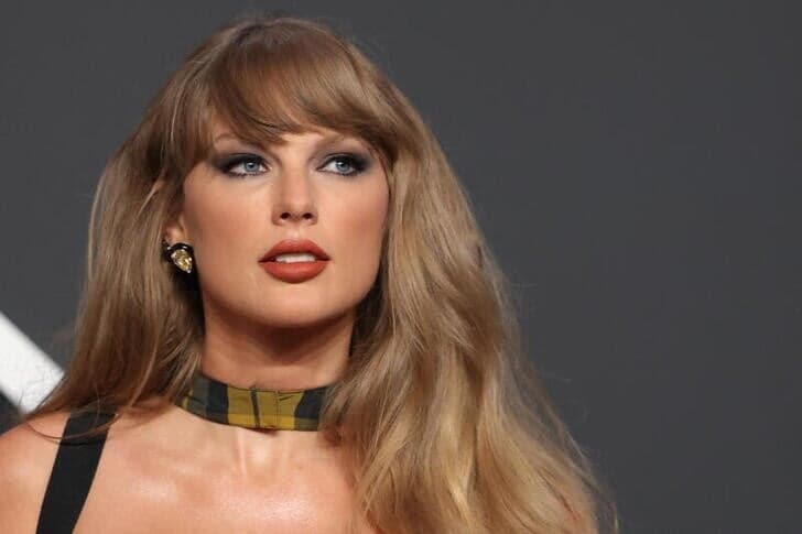 世界的な人気歌手のテイラー・スウィフトさん（写真）が米大統領選挙で民主党候補のハリス副大統領を支持すると表明したことで、ハリス陣営は若い有権者の支持を得ることへの期待が高まったかもしれない。だが著名人の支持は選挙に違いをもたらすだろうか。ニューヨークで11日撮影（2024年　ロイター／Andrew Kelly）