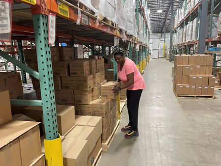 ４月の米卸売在庫は前月比０．１％減と、前月発表された速報値から上方改定された。２０２２年、インディアナ州で撮影（２０２３年　ロイター/Timothy Aeppel）