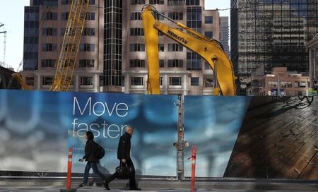 　６月１日、１２年半ぶりに１２５円台に一時乗せ、ドル高が加速しているほどには、米国の実体経済は強くない。肝心の賃金が伸び悩んでいるほか、原油安効果も表面化せず、個人消費の先行きが懸念されている。サンフランシスコで３月撮影（２０１５年　ロイター/Robert Galbraith）