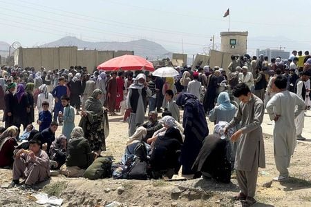 　８月１７日、米上院外交委員会の議員らは、イスラム主義組織タリバンが政権を掌握したアフガニスタン情勢へのいら立ちが募っているとし、米国のアフガニスタン政策に関する公聴会を開き、失敗の原因を探ると表明した。カブールの空港の外で１７日撮影（２０２１年　ロイター）