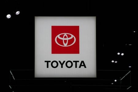 　 １１月１４日、トヨタの北米法人は米国で最も売れているミッドサイズセダン「カムリ」の２０２５年モデルを公開した。写真はトヨタのロゴ。ニューヨークで４月撮影（２０２３年　 ロイター/David \'Dee\' Delgado）