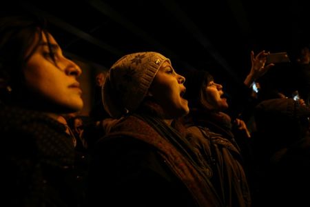 　ウクライナ旅客機の撃墜を認めたイラン指導部に対し、国内外で批判が高まっている。国内ではテヘランなど複数の都市で指導部への抗議デモが広がった。写真は撃墜犠牲者の哀悼集会に参加する人びと。１月１１日、テヘランで撮影（２０２０年　ロイターNazanin Tabatabaee/WANA）