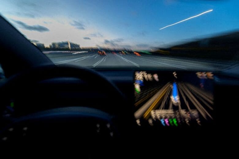 テスラの「モデル3」。4月15日、米カリフォルニア州サンディエゴの高速道路で撮影。REUTERS/Mike Blake