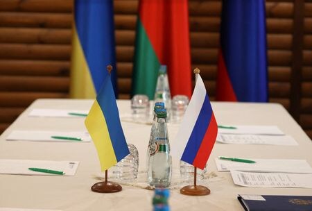 　３月４日、ウクライナ大統領府のアレストビッチ顧問は公表された動画で、ロシアとの会談について、時期や場所に関する詳細を事前に共有することはないとの考えを示した。３日、ベラルーシのブレストで撮影（２０２２年　ロイター/Maxim Guchek/BelTA）