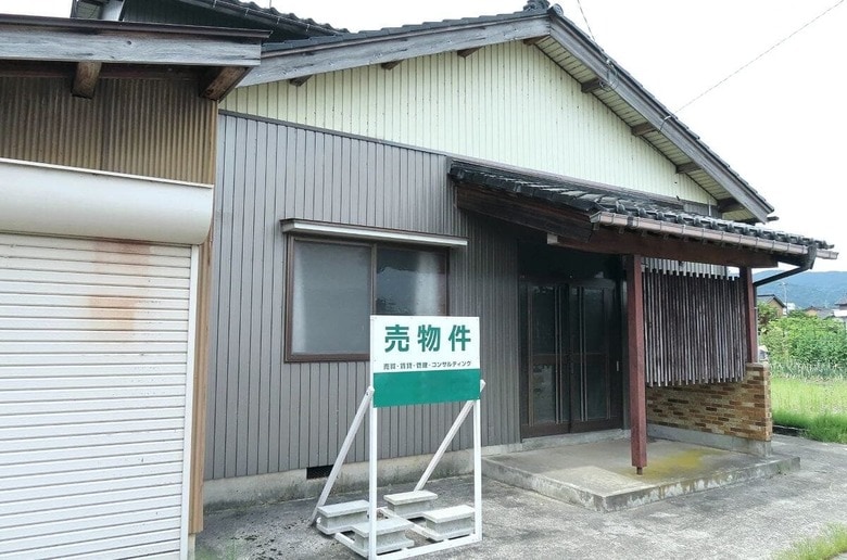 30年後には都市部を除く大半の地域で空き家率が20％を超える　photoAC