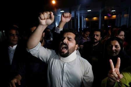 ４月１０日、パキスタンのカーン首相が不信任決議案可決で失職したことを受けて、議会は１１日に新首相を選出する。写真は１０日、イスラマバードで信任決議案可決に抗議するカーン首相の支持者ら（２０２２年　ロイター/Akhtar Soomro）