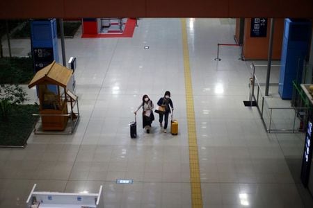 　新型コロナウイルスの感染拡大で、外国人に人気でインバウンドの恩恵を受けてきた関西圏はとりわけ大きな打撃を受けた。写真は関西国際空港で３月撮影（２０２０年　ロイター／Edgard Garrido）