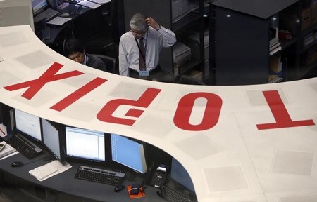　６月１８日、前場の東京株式市場で、日経平均株価は前営業日比１８９円０７銭安の２万２６６２円６８銭となり、反落した。写真は東京証券取引所で２０１４年３月撮影（２０１８年　ロイター／Issei Kato）