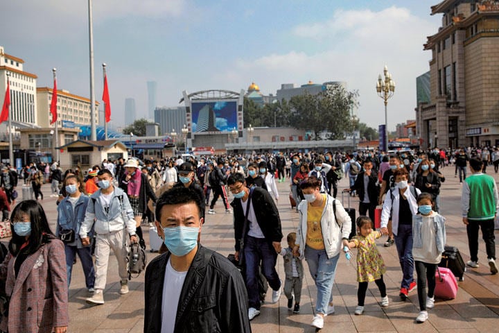 中国は日常を取り戻しつつある（10月1日、北京駅前）　Carlos Garcia Rawlins-REUTERS