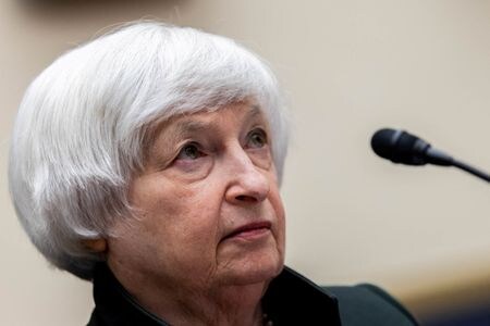 イエレン米財務長官は４日の声明で、バイデン大統領が昨年３月に署名・成立させたコロナ禍での家計・企業を支援する１兆９０００億ドル規模の追加経済対策について、規模縮小を働きかけたことは１度もないと反論した。３日の米ブルームバーグが、イエレン氏がインフレ発生を懸念し、法案の議会通過前の時点で、規模を３分の１小さくするよう政権内で主張していたとの出版前の同氏評伝を引用していた。写真は５月１２日、ワシントンで撮影（２０２２年　代表撮影）