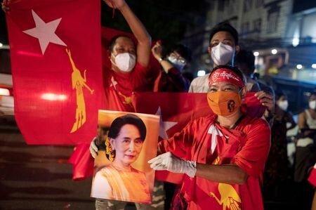 ミャンマーのアウン・サン・スー・チー氏が率いる与党、国民民主連盟（ＮＬＤ）は９日、総選挙で勝利をしたと表明した。与党の本部前で結果を待つ支持者、８日撮影。（２０２０年　ロイター/Shwe Paw Mya Tin）