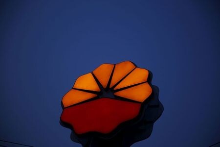 中国国有石油大手、中国石油天然気（ペトロチャイナ）が２８日発表した第３・四半期決算は、純利益が過去最高水準だった前年同期から４５％減少した。市場予想は上回った。写真は同社のロゴ。北京で２０１６年３月撮影（２０２１年　ロイター／Kim Kyung-Hoon）