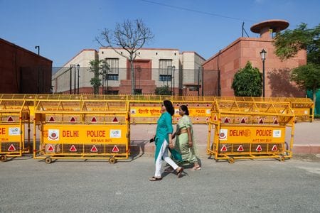 ９月２２日、  インドの議会で議席の３３％を女性に割り当てる新法が可決されたことで、仕事や健康、教育に関して、より女性に優しい政策につながる可能性が高いと期待されている。ニューデリーの議会前で２０日撮影（２０２３年　ロイター/Anushree Fadnavis）