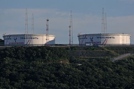 週明けアジア時間の原油先物価格は下落している。トランプ米大統領がウクライナ停戦交渉を巡り、ロシアのプーチン大統領に腹を立てていると述べた。写真は２０２２年８月、ロシアのナホトカで撮影（２０２５年　ロイター/Tatiana Meel）