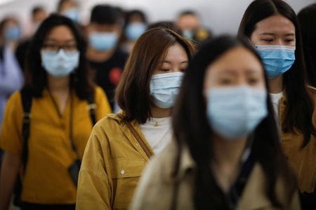 中国の保健当局は１２日、ここ数日、湖北省武漢市などで新型コロナウイルスの集団感染が発生したことは、感染防止策をまだ緩和できないことを示唆すると述べ、国民に警戒を続けるよう呼び掛けた。北京で１１日撮影（２０２０年　ロイター/Carlos Garcia Rawlins）
