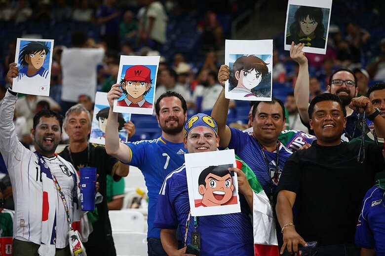 【日本サッカーの進化を 世界に示した サムライ・ブルーの軌跡】  メキシコ・モンテレイのスタジアムに向かう現地の日本代表ファン（6月20日） Eloisa SanchezーReuters