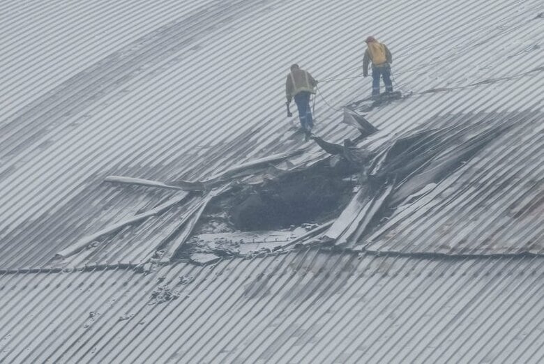 写真は新安全閉じ込め構造物（ＮＳＣ）で作業する救急隊員。ウクライナのチョ‌ルノービリ（チェルノブイリ）原子力発電所で２０２５年２月撮影。REUTERS/Gleb Garanich