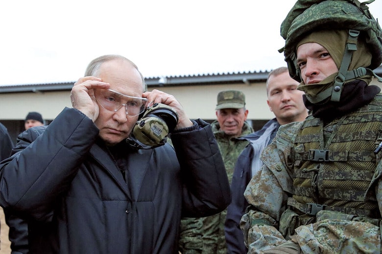 動員兵の訓練施設を視察するプーチン大統領　MIKHAIL KLIMENTYEVｰSPUTNIKｰKREMLINｰREUTERS