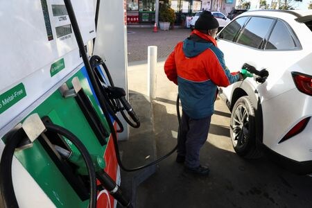 　２月１日、アジア時間の原油先物は上昇。米連邦準備理事会（ＦＲＢ）が今後数カ月で利下げを開始する可能性を示唆したことや中国の新たな不動産市場支援策に支えられている。写真は南アフリカのケープタウンにあるガソリンスタンドで昨年９月撮影（２０２４　ロイター／Esa Alexander）