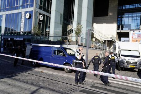 　７月４日、デンマーク警察は、首都コペンハーゲンのショッピングセンターで３日発生した銃撃事件について、「テロ行為」であることを示す証拠はないと述べた。写真は４日、現場周辺で捜査を行う警官ら。提供写真（２０２２年　ロイター／Ritzau Scanpix/Mads Claus Rasmussen）