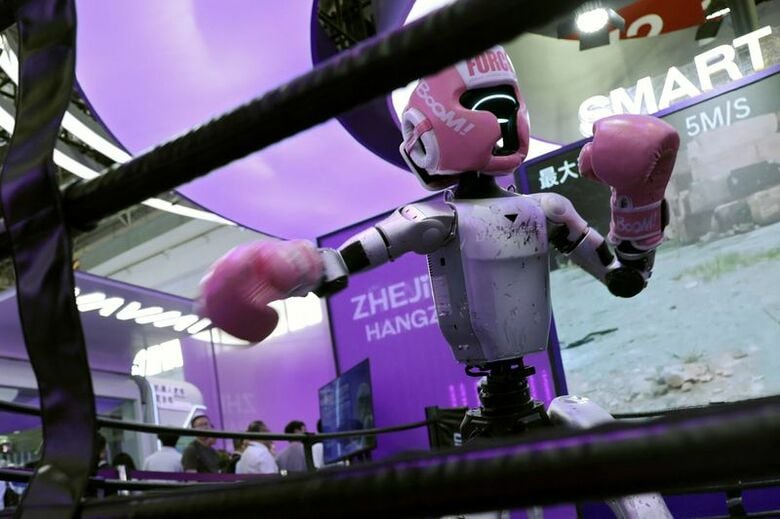 キックボクシングの技を披露する宇樹科技（ユニツリー・ロボティクス）のヒト型ロボット。2026年6月、北京で撮影。