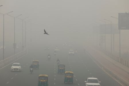 　１１月１７日、インド政府は大気汚染が悪化していることを受け、ニューデリーとその周辺で建設活動や車両移動の制限を強化すると発表した。１８日、ニューデリーで撮影（２０２４年　ロイター/Anushree Fadnavis）