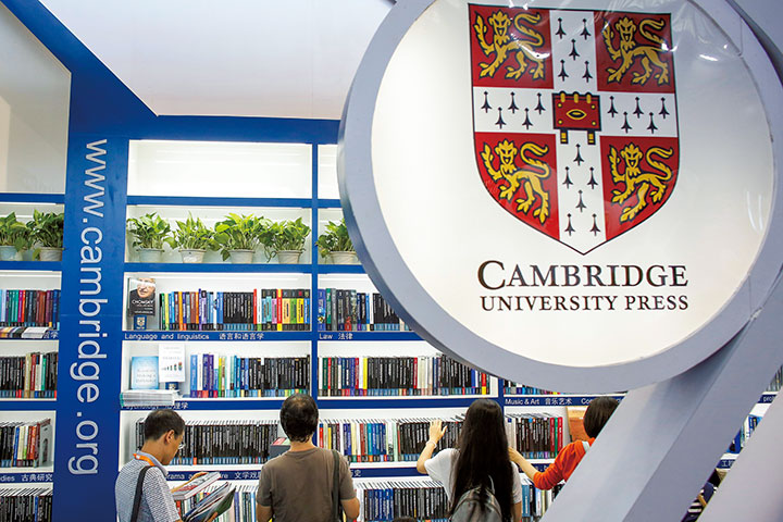 北京の国際ブックフェアでケンブリッジ大学出版局のコーナーに集まった人々。欧米の研究者の著作や論文への関心は高い　Thomas Peter-REUTERS