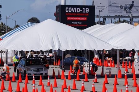 ５月９日、米ホワイトハウスの新型コロナウイルス対策調整官、ジェフ・ザイエンツ氏は新型コロナ流行は米国で収束に近付いており、保健当局は米国人のコロナワクチン接種拡大という次の課題に焦点を当てていると述べた。カリフォルニア州イングルウッドの大規模接種会場で撮影（２０２１年　ロイター/Mike Blake）