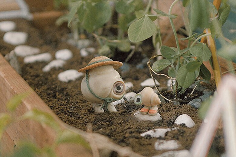 マルセルは祖母と一緒に空き家を「改造」して、静かな日々を送っていた　©2021 MARCEL THE MOVIE LLC. ALL RIGHTS RESERVED.