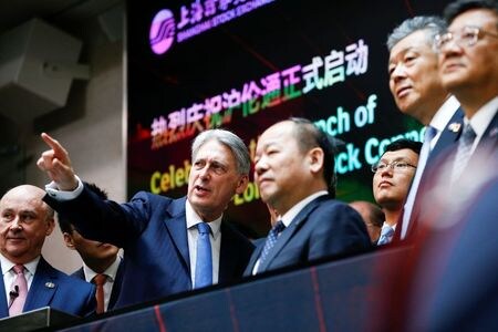 　上海証券取引所とロンドン証券取引所の株式相互接続（ストック・コネクト）制度を中国が一時的に停止したことが、関係筋の話で明らかになった。英国との政治的緊張が理由という。写真は２０１９年６月にロンドン証取で撮影。 （２０２０年　ロイター／Henry Nicholls）