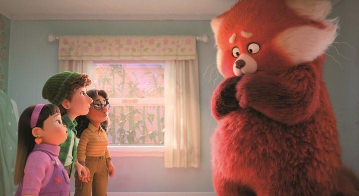 時々レッサーパンダに姿を変えてしまうメイのことを大親友の3人はすぐに受け入れる　DISNEY-PIXARｰSLATE