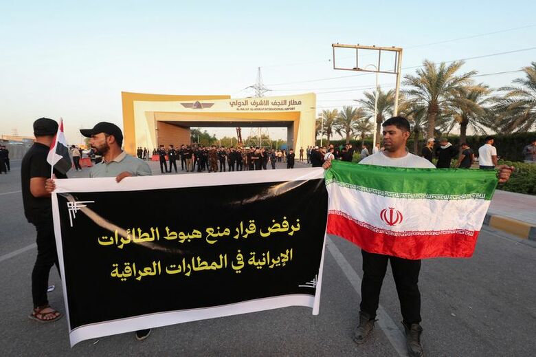 9月28日、イラクのナジャフ国際空港の外で、イランとの直行便に対する飛行制限に抗議する人々。 REUTERS/Alaa Al-Marjani