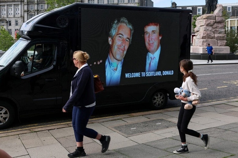 スコットランドのアバディーンを訪問中のドナルド・トランプ米大統領に抗議する移動式広告車。トランプとジェフリー・エプスタインの写真が表示されている　REUTERS