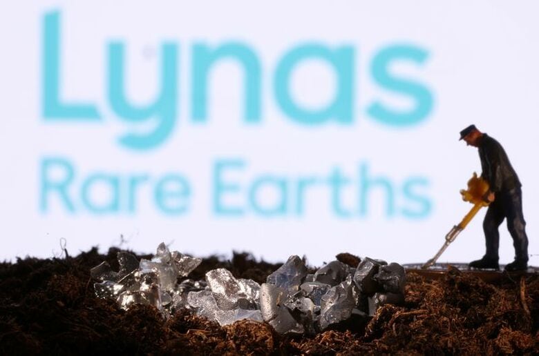 レアアース（希土類）大手ライナス・レアアースのロゴと採掘のイメージ。2021年11月に撮影。 REUTERS/Dado Ruvic