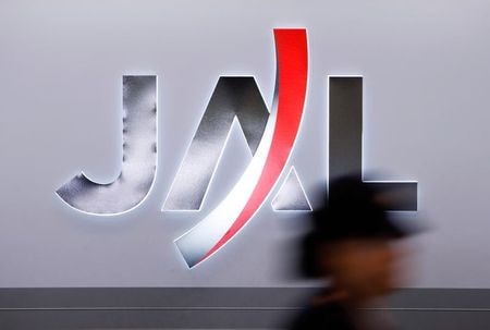 日本航空は２日、４月から６月まで役員報酬１０％を自主返上すると明らかにした。１月撮影（２０２０年　ロイター/Yuriko Nakao）