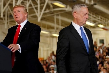 　８月３０日、マティス国防長官（右）が北朝鮮への対応を巡り、トランプ大統領（左）とまっこうから対立するような発言をしたことは、現政権下でしばしばみられるようになった大統領と政権幹部の溝や混乱を露呈している。写真はバージニア州のノーフォーク海軍基地で７月撮影（２０１７年　ロイター／Jonathan Ernst）