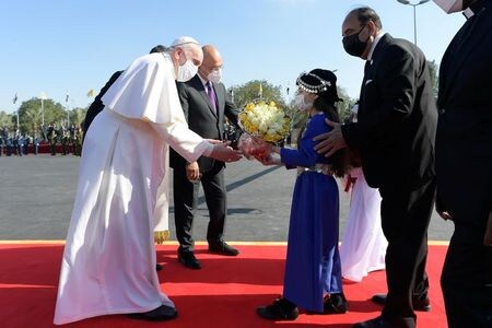 ローマ教皇フランシスコは５日、歴代教皇として初めてイラクを訪れた。サレハ大統領と対面する教皇（２０２１年　ロイター）