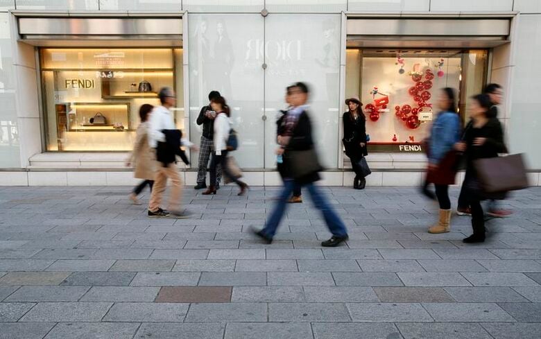 デパートのショーウィンドウ。２０１４年１１月、都内で撮影。REUTERS/Yuya Shino