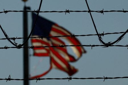 トランプ米大統領の命令を受け、拘束されていた移民の国外退去が始まったもよう。２０２４年６月撮影（２０２５年　ロイター/Jose Luis Gonzalez）