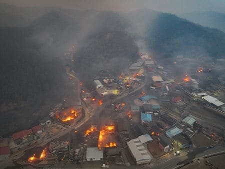 韓国南東部で複数の山火事が猛威を振るう中、政府は３月２６日、少なくとも１８人が死亡したと発表した。１万５０００ヘクタール以上に被害が及び、数千人の消防士が軍の支援を受けて消火に当たっている。２５日撮影。聯合ニュース提供（２０２５年　ロイター）