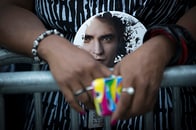 暴動をしても自殺をしてもシステムの外へは逃れられない