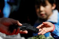 5歳の弟が7歳の兄を射殺──偶然見つけた父親の銃で