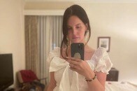 【写真】薄手の純白ミニドレスを着た彼女が握りしめていたもの...米歌手の「美しくも不穏な写真」