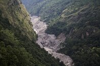 ネパール洪水で露呈した中国の「秘密主義」、三峡ダム3倍の巨大計画にも疑念