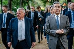 中国外相、北欧歴訪開始　デンマーク外相と会談