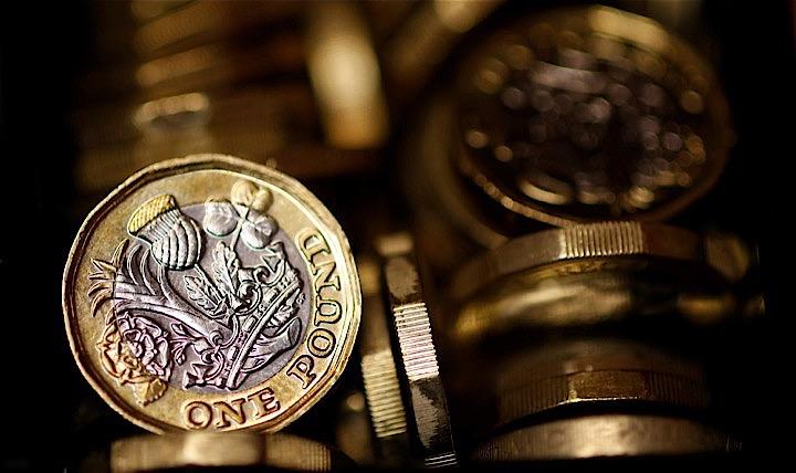 外国為替市場で、英国が合意のないまま欧州連合（ＥＵ）を離脱する事態に全面的に賭けるポジションの構築をためらっていた参加者が、ついに覚悟を決めたように思われる。写真はポンド硬貨。２０１７年９月、マンチェスターで撮影（２０１９年　ロイター/Phil Noble）