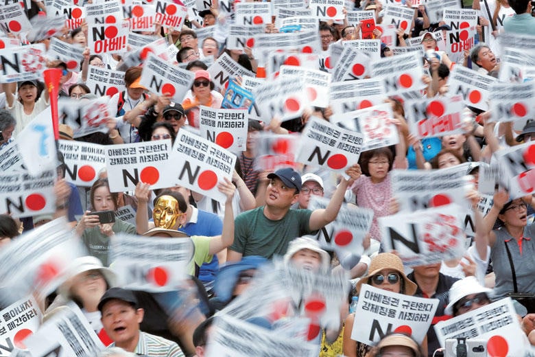 8月3日にソウルの日本大使館前で行われたデモでは戦時中の強制労働への謝罪を要求　KIM HONG-JI-REUTERS