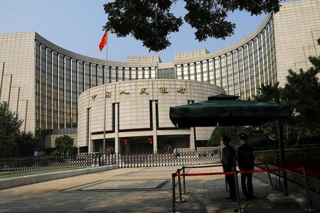 　９月１５日、中国人民銀行（中央銀行）は、期日を迎える中期貸出制度（ＭＬＦ）融資をロールオーバーした。写真は北京の人民銀行前で２０２２年９月撮影（２０２３年　ロイター／Tingshu Wang）