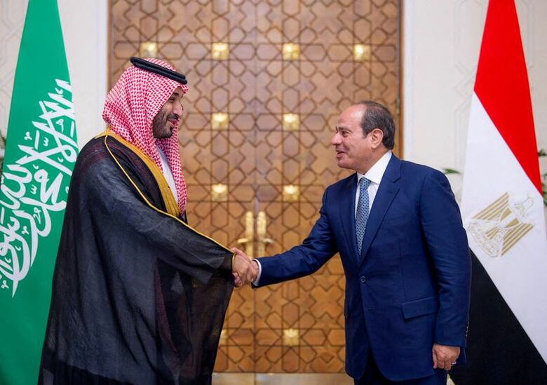 エジプトのシシ大統領とサウジアラビアのムハンマド・ビン・サルマン皇太子。９月撮影の提供写真。Bandar Algaloud/Courtesy of Saudi Royal Court/Handout via REUTERS